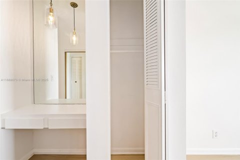 Condominio en venta en Lauderhill, Florida, 1 dormitorio, 86.21 m2 № 1941045 - foto 26