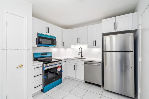 Condominio en venta en Lauderhill, Florida, 1 dormitorio, 86.21 m2 № 1941045 - foto 4