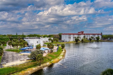 Condominio en venta en Lauderhill, Florida, 1 dormitorio, 86.21 m2 № 1941045 - foto 13