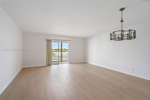 Condominio en venta en Lauderhill, Florida, 1 dormitorio, 86.21 m2 № 1941045 - foto 8