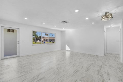 House in North Fort Myers, Florida 3 bedrooms, 128.21 sq.m. № 1548888 - photo 8