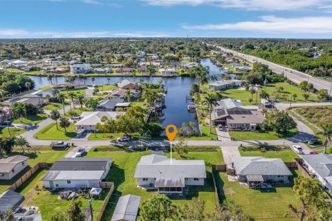 House in North Fort Myers, Florida 3 bedrooms, 128.21 sq.m. № 1548888 - photo 28