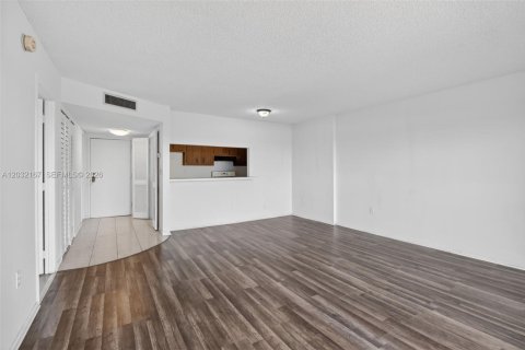 Condo in Lauderhill, Florida, 1 bedroom  № 2186452 - photo 12