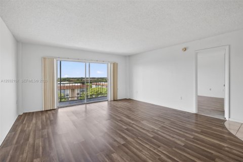 Condo in Lauderhill, Florida, 1 bedroom  № 2186452 - photo 4