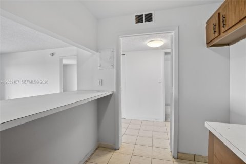 Condo in Lauderhill, Florida, 1 bedroom  № 2186452 - photo 9