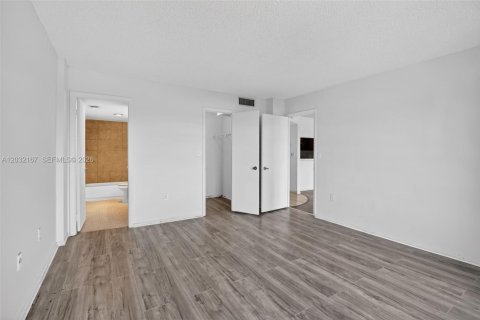 Condo in Lauderhill, Florida, 1 bedroom  № 2186452 - photo 16