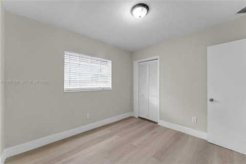 Casa en venta en Homestead, Florida, 5 dormitorios, 137.22 m2 № 2059234 - foto 12