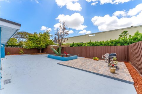 Casa en venta en Homestead, Florida, 5 dormitorios, 137.22 m2 № 2059234 - foto 21
