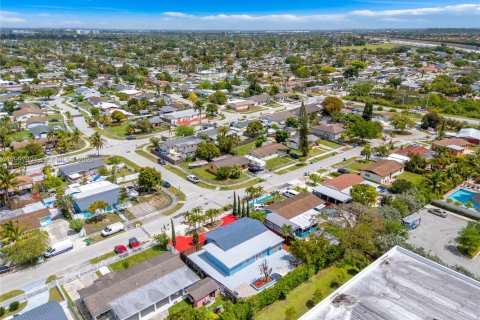 Casa en venta en Homestead, Florida, 5 dormitorios, 137.22 m2 № 2059234 - foto 28