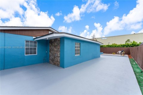 Casa en venta en Homestead, Florida, 5 dormitorios, 137.22 m2 № 2059234 - foto 20