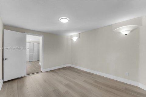 Casa en venta en Homestead, Florida, 5 dormitorios, 137.22 m2 № 2059234 - foto 9