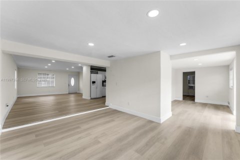 Casa en venta en Homestead, Florida, 5 dormitorios, 137.22 m2 № 2059234 - foto 4
