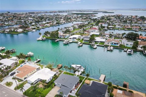 Villa ou maison à vendre à Treasure Island, Floride: 4 chambres, 168.34 m2 № 1906119 - photo 1