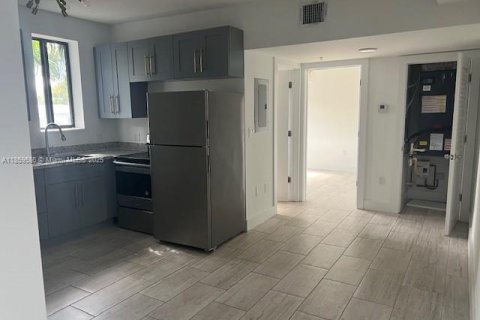 Apartamento en alquiler en Miami, Florida, 2 dormitorios, 1794.87 m2 № 1983263 - foto 3