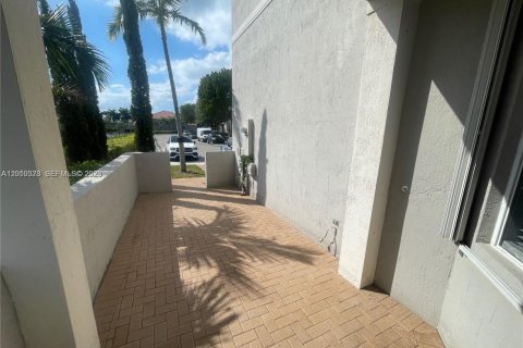 Touwnhouse à louer à Doral, Floride: 3 chambres, 208.57 m2 № 2076465 - photo 4