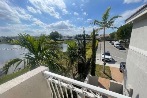 Touwnhouse à louer à Doral, Floride: 3 chambres, 208.57 m2 № 2076465 - photo 5