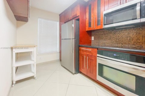Touwnhouse à vendre à Dania Beach, Floride: 2 chambres, 103.12 m2 № 2397848 - photo 7