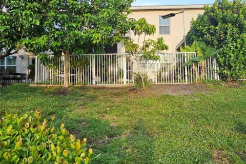 Adosado en venta en Hollywood, Florida, 3 dormitorios № 1946772 - foto 25