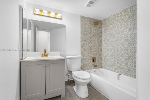 Condo in Coral Springs, Florida, 2 bedrooms  № 2019318 - photo 16