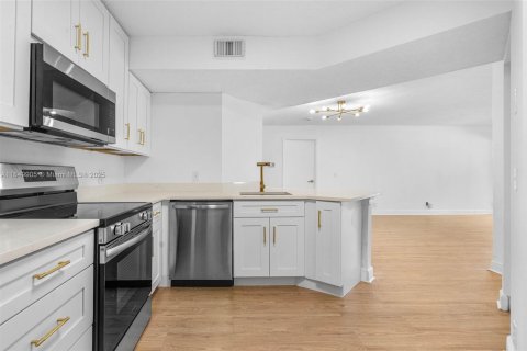 Condo in Coral Springs, Florida, 2 bedrooms  № 2019318 - photo 8