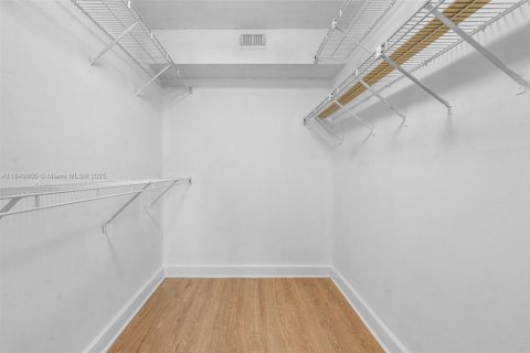 Condo in Coral Springs, Florida, 2 bedrooms  № 2019318 - photo 13