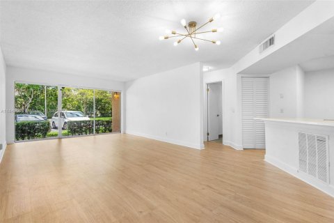 Condo in Coral Springs, Florida, 2 bedrooms  № 2019318 - photo 3