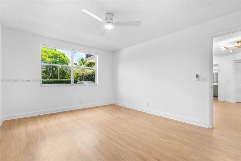 Condo in Coral Springs, Florida, 2 bedrooms  № 2019318 - photo 10