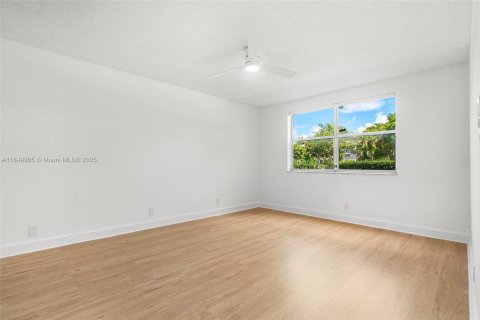 Condo in Coral Springs, Florida, 2 bedrooms  № 2019318 - photo 9