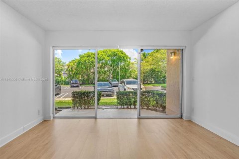 Condo in Coral Springs, Florida, 2 bedrooms  № 2019318 - photo 4