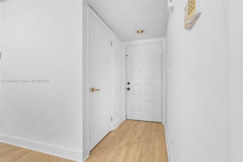 Condo in Coral Springs, Florida, 2 bedrooms  № 2019318 - photo 19