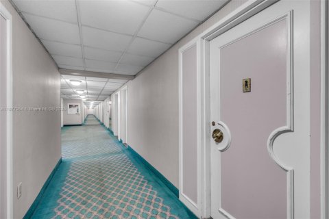 Condo in Hallandale Beach, Florida, 1 bedroom  № 1922956 - photo 18