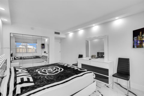 Condo in Hallandale Beach, Florida, 1 bedroom  № 1922956 - photo 10