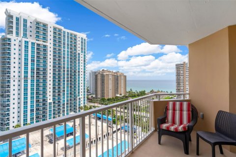 Condo in Hallandale Beach, Florida, 1 bedroom  № 1922956 - photo 16