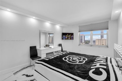 Condo in Hallandale Beach, Florida, 1 bedroom  № 1922956 - photo 9