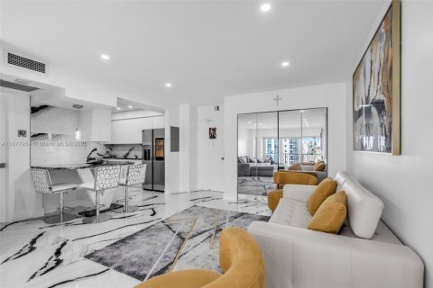 Condo in Hallandale Beach, Florida, 1 bedroom  № 1922956 - photo 4