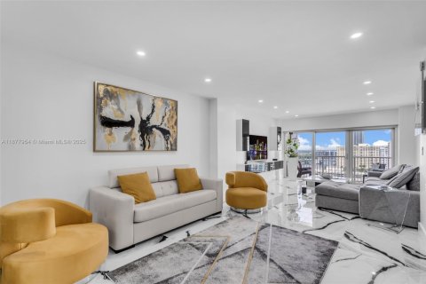 Condo in Hallandale Beach, Florida, 1 bedroom  № 1922956 - photo 3