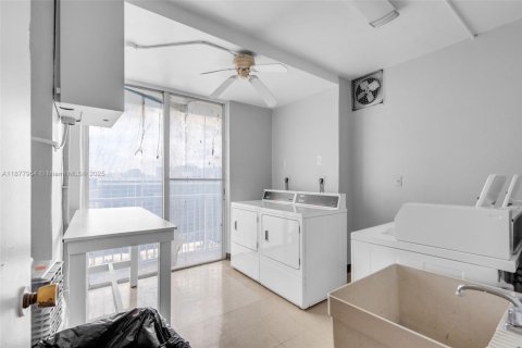 Condo in Hallandale Beach, Florida, 1 bedroom  № 1922956 - photo 19