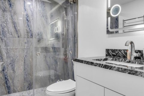 Condo in Hallandale Beach, Florida, 1 bedroom  № 1922956 - photo 13