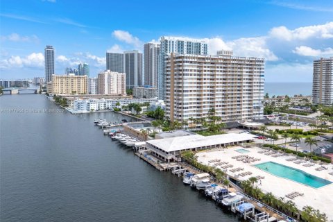 Condo in Hallandale Beach, Florida, 1 bedroom  № 1922956 - photo 22