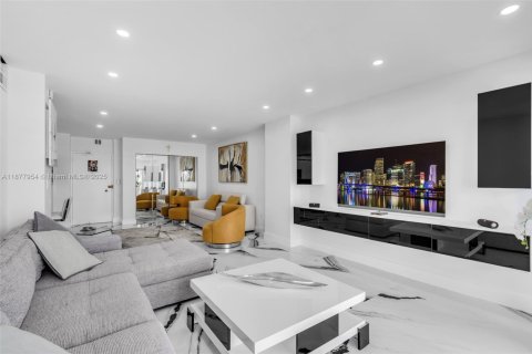 Condo in Hallandale Beach, Florida, 1 bedroom  № 1922956 - photo 11