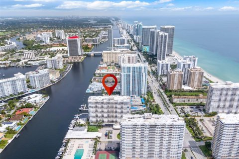 Condo in Hallandale Beach, Florida, 1 bedroom  № 1922956 - photo 24