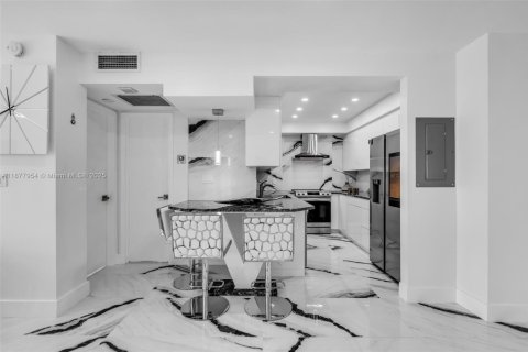 Condo in Hallandale Beach, Florida, 1 bedroom  № 1922956 - photo 12