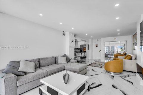 Condo in Hallandale Beach, Florida, 1 bedroom  № 1922956 - photo 6