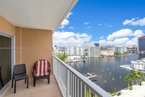 Condo in Hallandale Beach, Florida, 1 bedroom  № 1922956 - photo 17