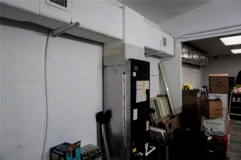 Commercial property in Miami, Florida № 2065217 - photo 18