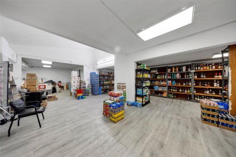 Commercial property in Miami, Florida № 2065217 - photo 16