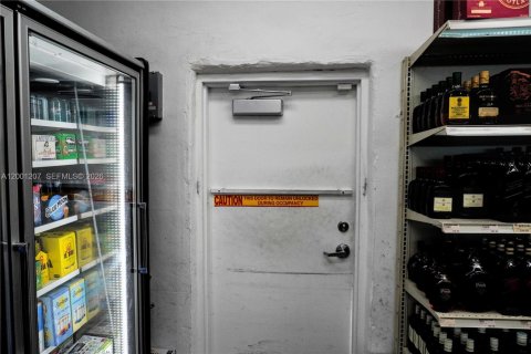 Commercial property in Miami, Florida № 2065217 - photo 11