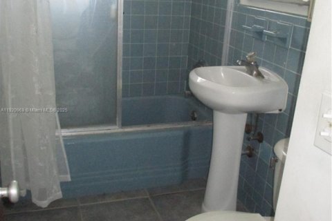 Casa en venta en Cutler Bay, Florida, 3 dormitorios, 161.74 m2 № 1975084 - foto 17