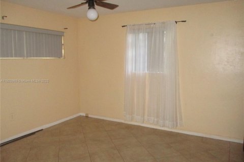 Casa en venta en Cutler Bay, Florida, 3 dormitorios, 161.74 m2 № 1975084 - foto 18