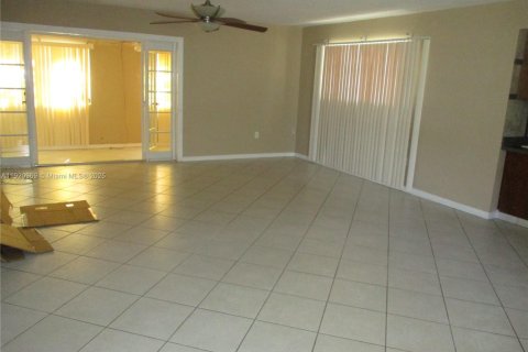 Casa en venta en Cutler Bay, Florida, 3 dormitorios, 161.74 m2 № 1975084 - foto 2